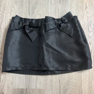 URBAN OUTFITTERS - Black Shiny Mini Skirt with bows